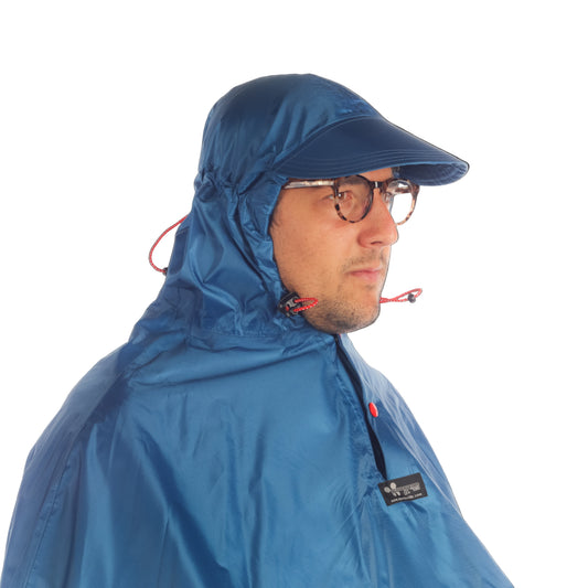 vue 3/4 capuche avec visière rigide de la cape de pluie, vélo FULAP SPAD De Ville bleu pétrol avec motifs rétroréfléchissant rouge