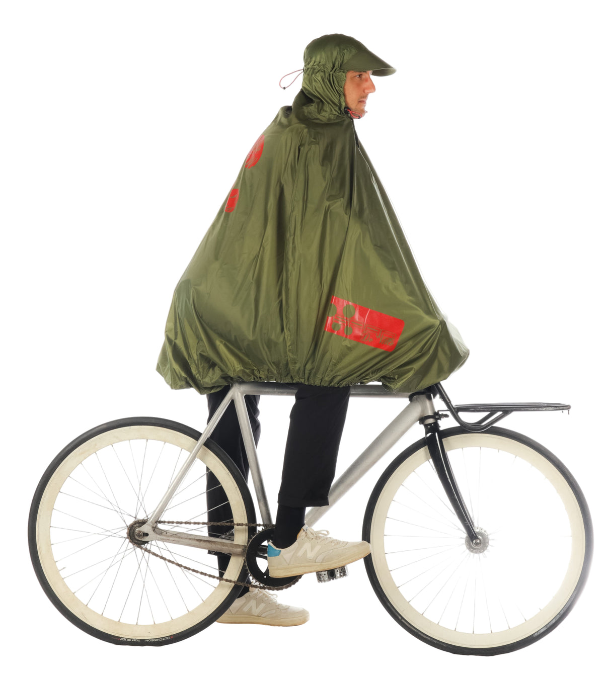 vue de profil fond blanc de la cape de pluie, vélo FULAP vert Olive avec motifs rétroréfléchissant rouge