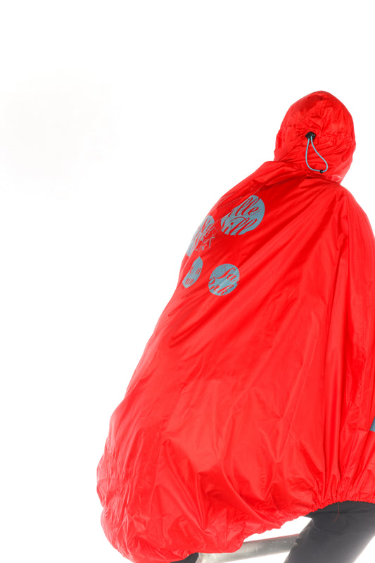 vue de dos de la cape de pluie, protection intégrale FULAP rouge haute visibilité avec motifs rétroréfléchissants bleu