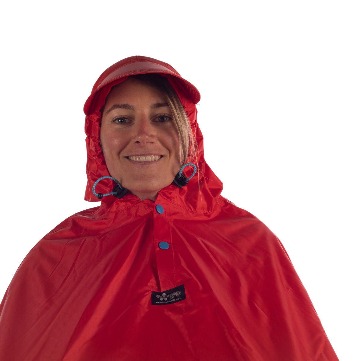 vue de face de la capuche avec visière rigide de la cape de pluie, vélo FULAP rouge haute visibilité avec motifs rétroréfléchissants bleu