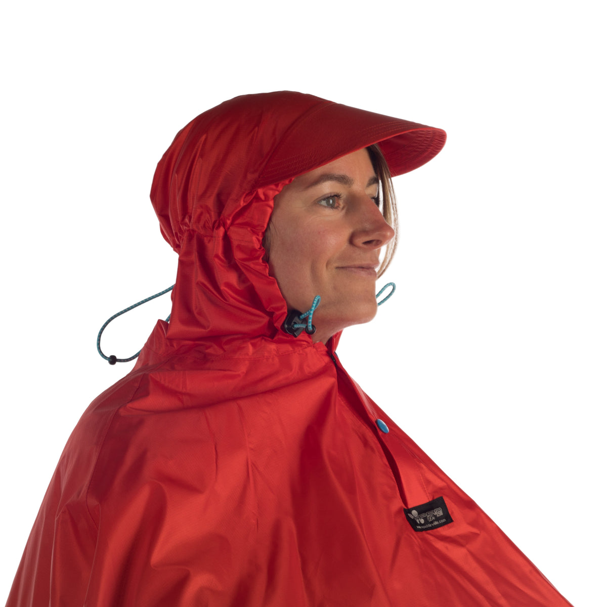 vue de 3/4 de la capuche avec visière rigide de la cape de pluie, vélo FULAP rouge haute visibilité avec motifs rétroréfléchissants bleu