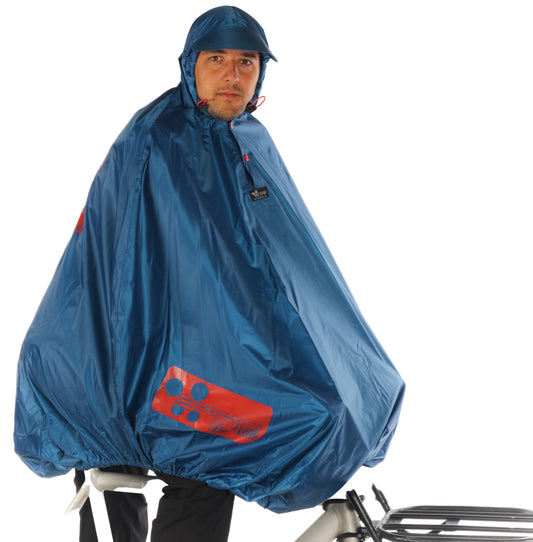 vue 3/4 de  la cape de pluie protection intégrale contre la pluie à vélo FULAP SPAD De Ville  bleu pétrol avec motifs rétroréfléchissant rouge